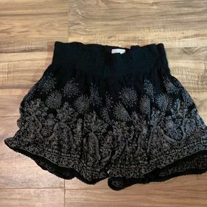 Black flora printed stretchy shorts - Size M